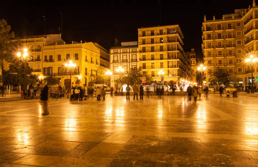 Fotografía nocturna con dominante naranja sin corregir el balance de blancos