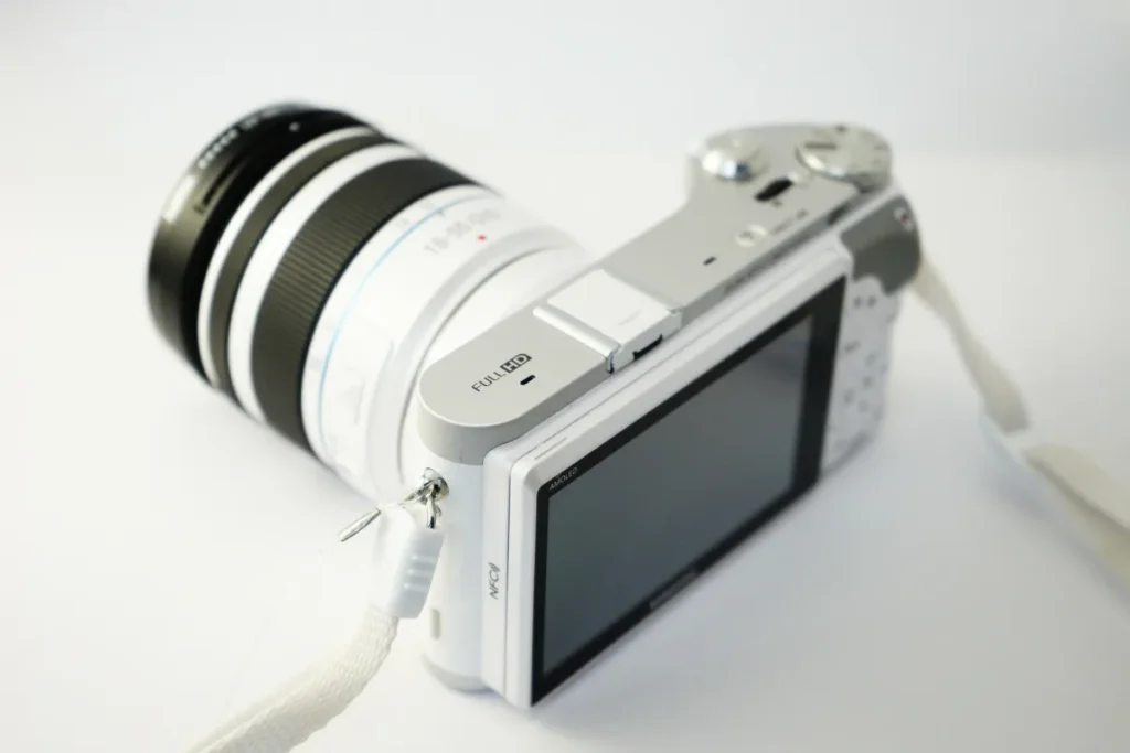 Cámara mirrorless con la pantalla abatible desplegada