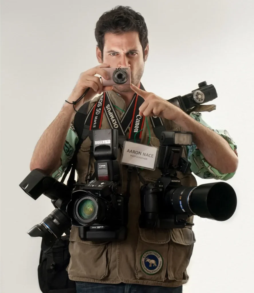 Fotógrafo preparando su equipo antes de salir a hacer fotos