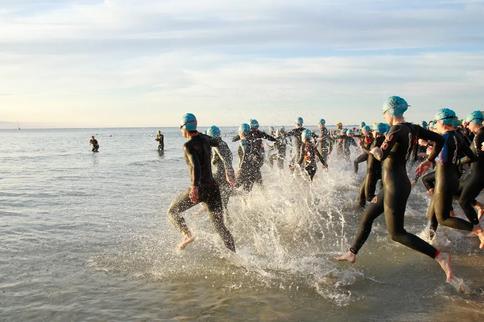 Salida de nadadores en un triatlón con el movimiento congelado