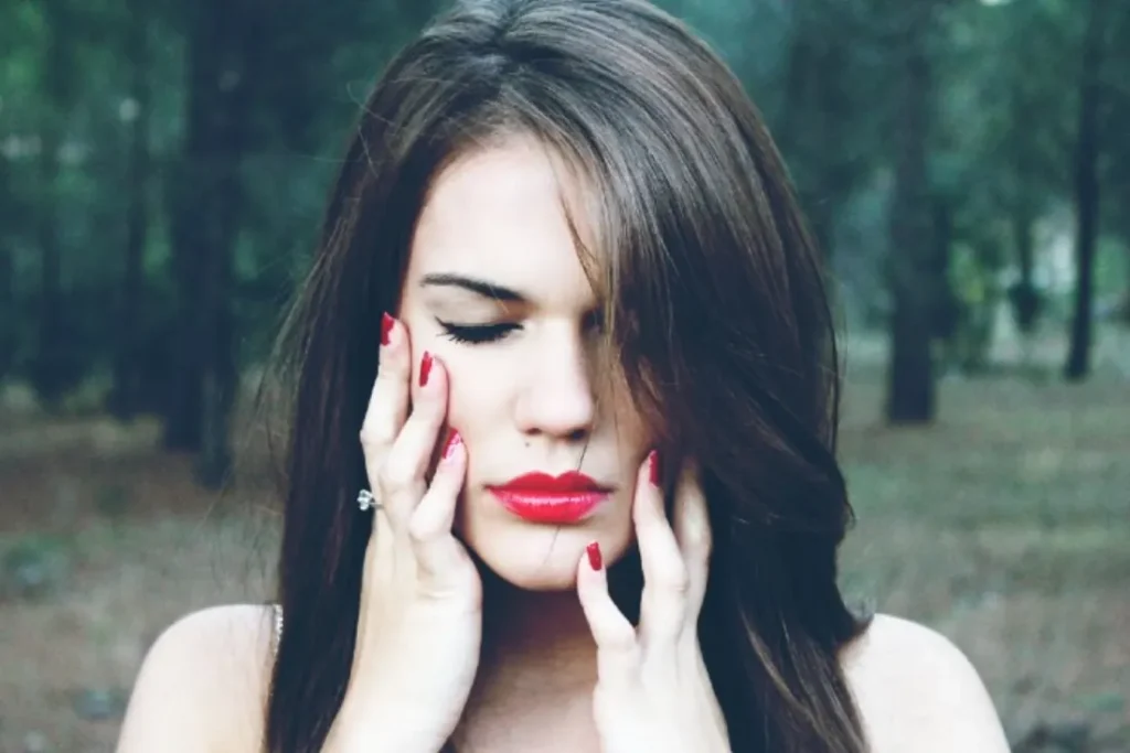 Retrato de una mujer con luz natural de bosque de fondo