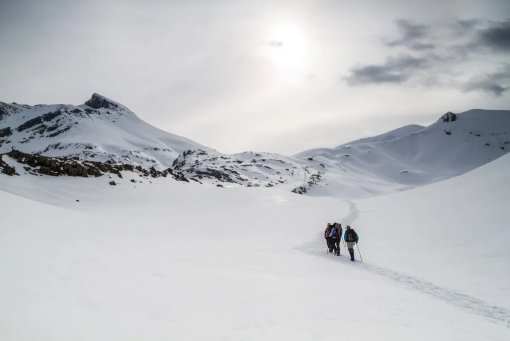 Persona situada en un punto fuerte del encuadre con el paisaje de fondo
