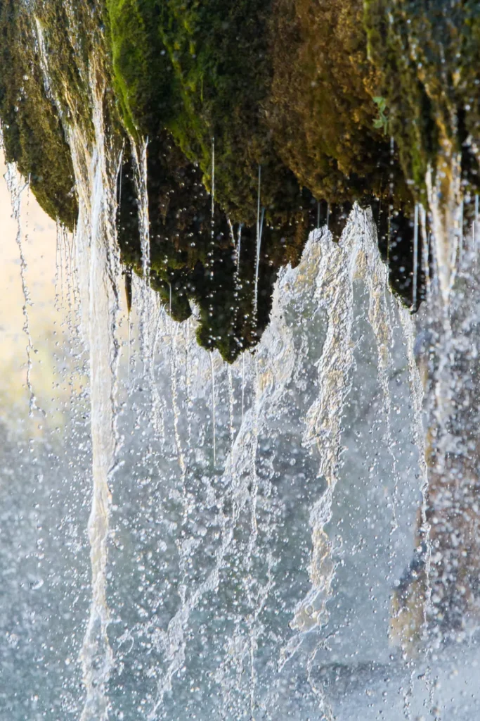 Fuente de agua fotografiada con velocidad alta, congelando las gotas