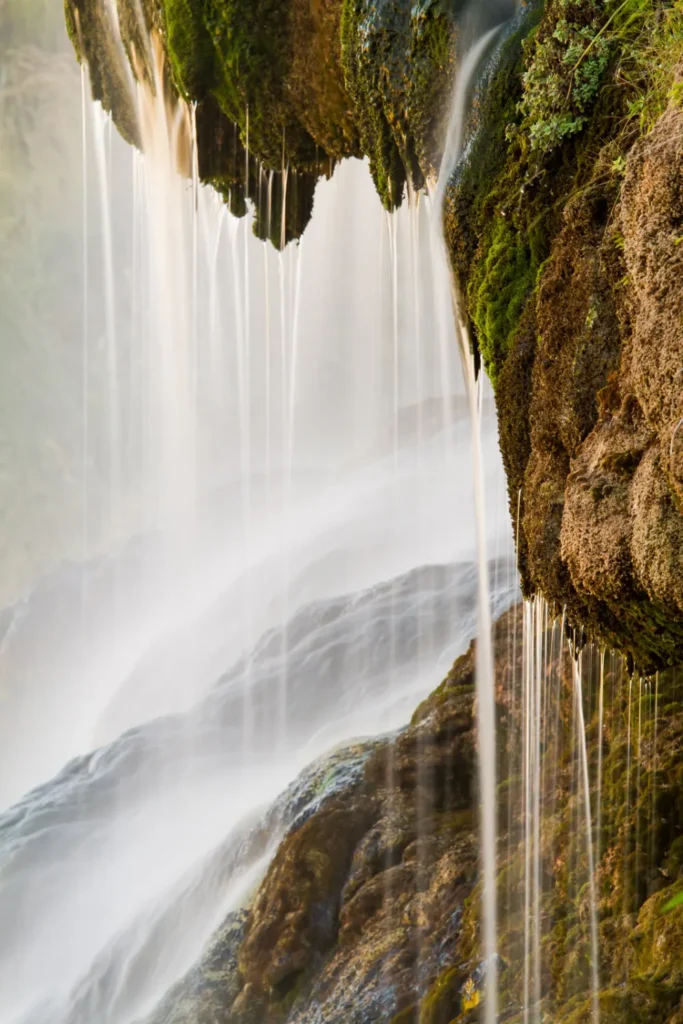 Fuente de agua fotografiada con velocidad baja, efecto seda